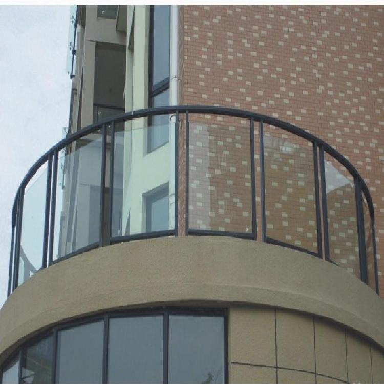 在低窗台附加栏杆，除了看重外观效果还要考虑安全